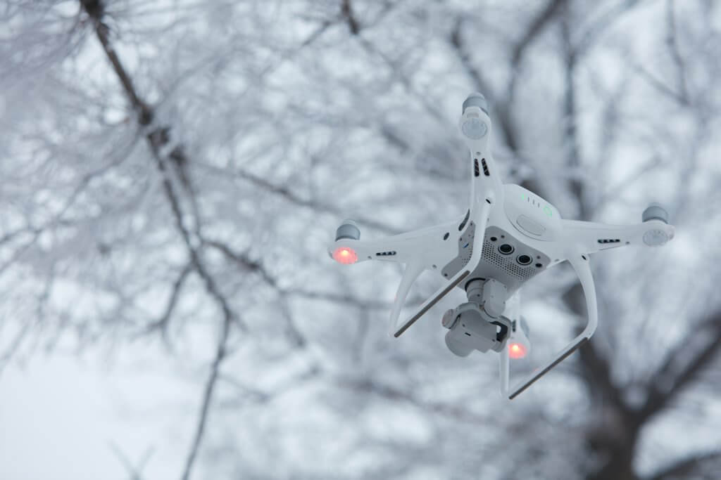 DJI-Phantom-4-Hiver-Neige-Arbre