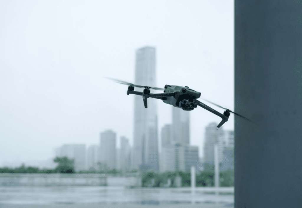 Drone DJI Mavic 3 Enterprise en train de voler. 