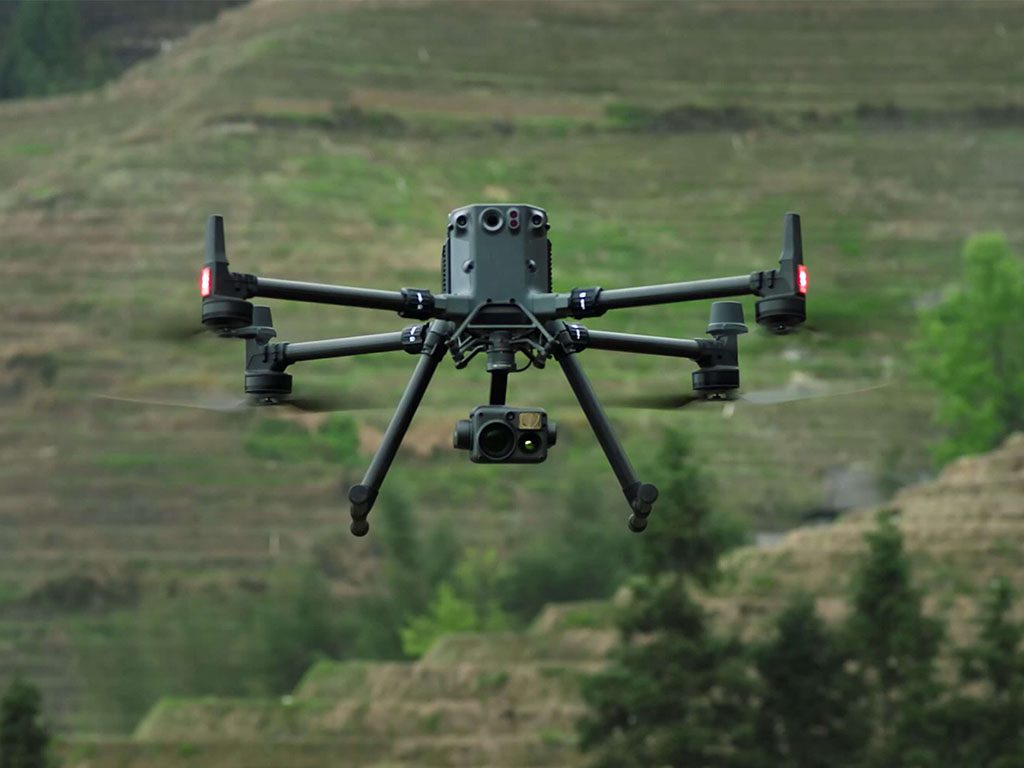 DJI Matrice 350 RTK en vol au milieu des plaines