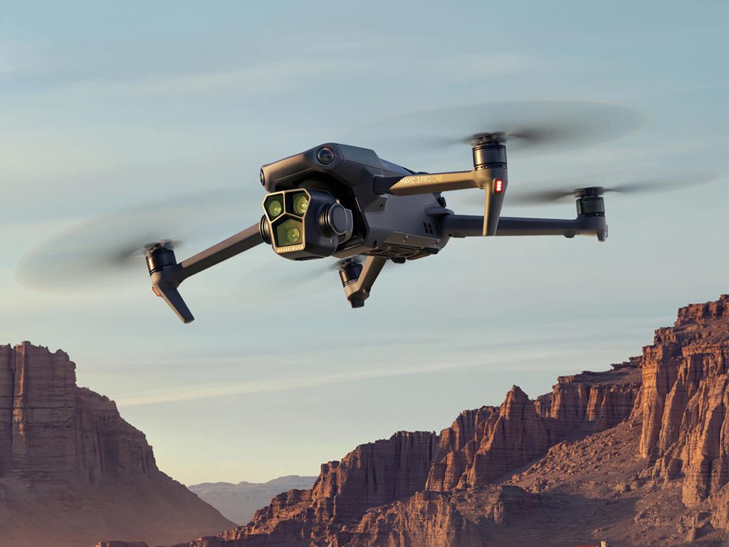 DJI Mavic 3 Pro en vol au milieu du désert