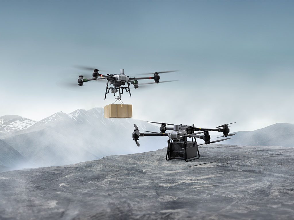 Deux-drones-DJI-Flycart-30-en-train-de-voler-a-travers-les-montagne