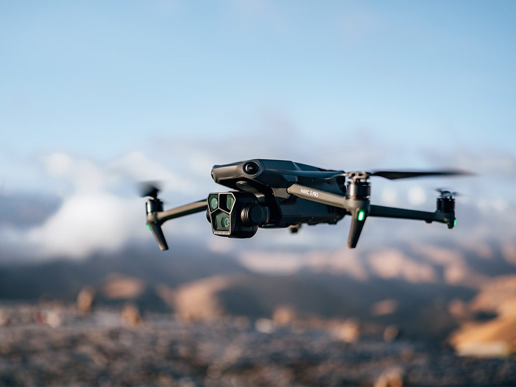 Drone DJI Mavic 3 Pro en vol dans le ciel avec des nuages