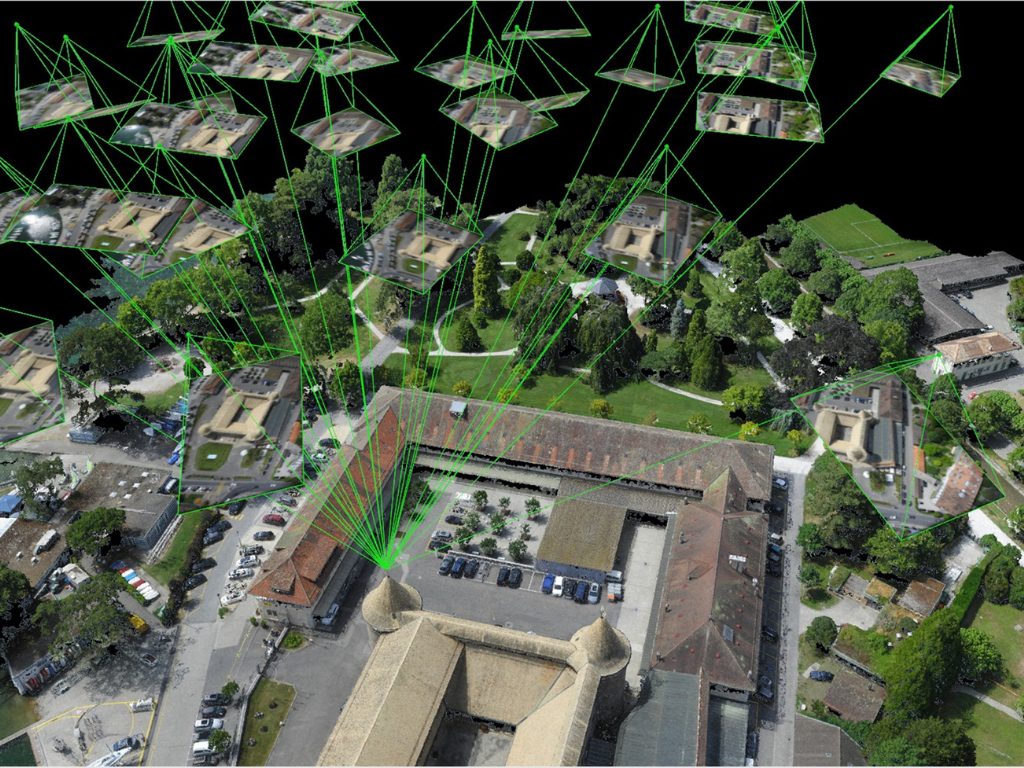 Modélisation 3D par photogrammétrie montrant les points de vue drone superposés à une vue aérienne d’un site urbain.