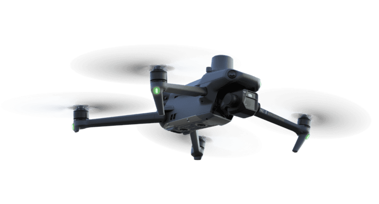Drone en vol avec hélices visibles et design compact