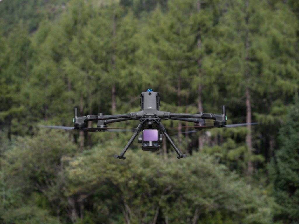 Drone DJI Matrice 400 équipé de la caméra LiDAR Zenmuse L3, en vol stationnaire au-dessus d’une forêt