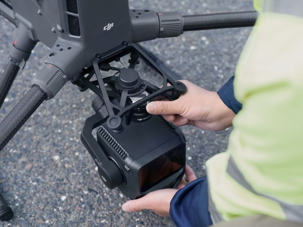 Technicien installant la caméra LiDAR DJI Zenmuse L3 sur un drone DJI Matrice